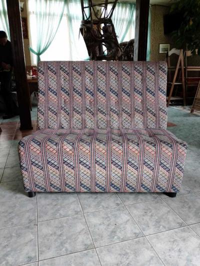 Срочно! Продаю диваны, стулья, барную стойку, светильники для кафе.