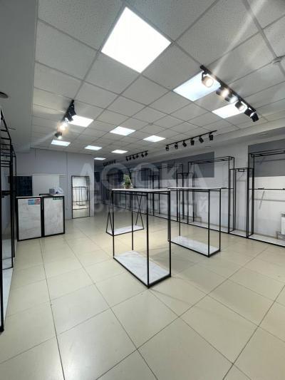 Продаю торговое помещение  531кв. м., мед академия.