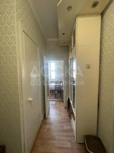 Продаю 1-комнатную квартиру, 40кв. м., этаж - 6/9, 11 микрорайон.