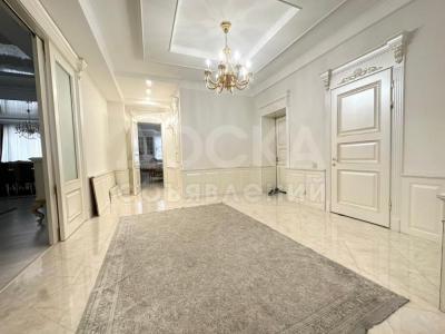 Продаю 4-комнатную квартиру, 240кв. м., этаж - 4/2, раззакова .