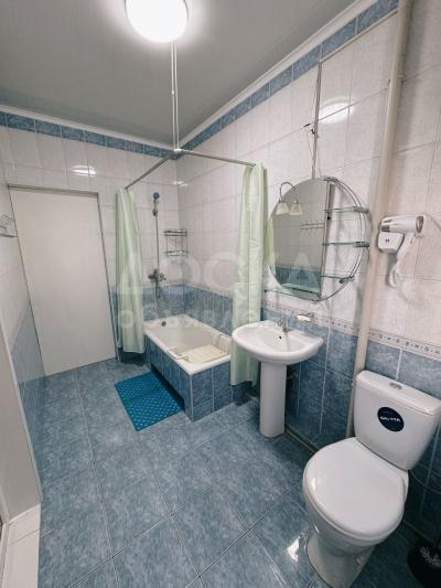 Продаю дом 6-ком. 300кв. м., этаж-2, 7-сот., стена кирпич, ул. Худайбергенова 81/1.