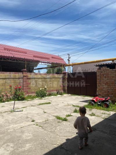 Продаю дом 4-ком. 120кв. м., этаж-1, 5-сот., стена кирпич, ж/м «Ак-Орго».