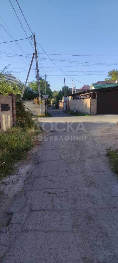 Продаю полдома 2-ком. 40кв. м., этаж-1, 3-сот., стена кирпич, Манаса / Турусбекова.