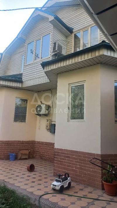 Продаю дом 9-ком. 350кв. м., этаж-2, 5-сот., стена кирпич, с. Лебединовка.