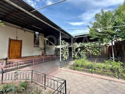 Продаю дом 5-ком. 198кв. м., этаж-2, 5-сот., стена кирпич, пер. Чехова/ Горького.