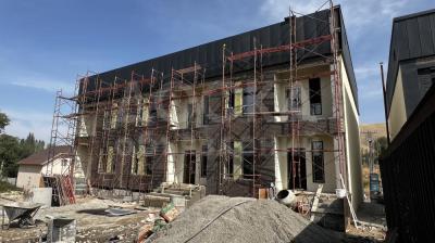 Продаю таунхаус 5-ком. 250кв. м., этаж-2, 3.30-сот., стена кирпич, с. Беш-Кунгой ул. Уметбаев Аспек 3.