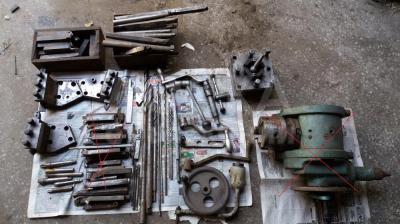 Продаю настольно- сверлильные станки, инструменты, приспособления, защитные очки и щиты, металлические  и инструментальные шкафы, ящики.