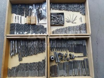 Продаю новые сверла ( производство СССР) по металлу с цилиндрическими и коническими хвостовиками  от 3,0 мм и выше, новые сверла по бетону, очки защитные слесарные и сварочные щиты для лица, отвертки, щетки-сметки, ключи, различные фрезы, резцы, развертки