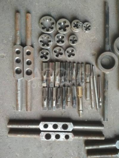 Продаю качественные (СССР) инструменты и приспособления: сверла, резцы для токарных станков, фрезы, развертки, метчики, плашки и их держатели, шестерни, ключи, защитные слесарные и сварочные очки, щиты для лица,твердосплавные пластины,  шкафы, столы: