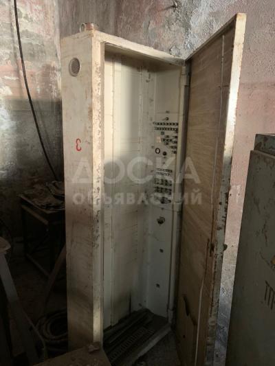 Продаю металлические, электрические и инструментальные  шкафы, ящики, слесарный стол, новые качественные (СССР) разные инструменты в упаковке ( сверла, фрезы, резцы, развертки, ключи, отвертки, защитные слесарные и сварочные очки, щиты для лица,  твердосп