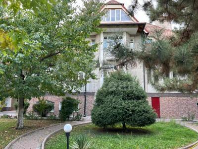 Сдаю дом 11-ком. 750кв. м., этаж-3, 10-сот., стена кирпич, карадаринская.