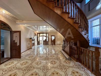 Сдаю дом 13-ком. 800кв. м., этаж-3, 10-сот., стена кирпич, мира/магистраль.