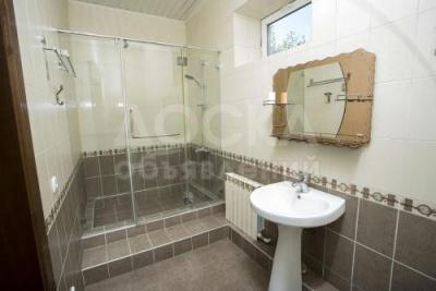 Сдаю дом 8-ком. 500кв. м., этаж-3, 11-сот., стена кирпич, центр.