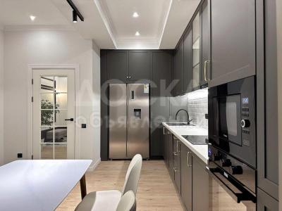 Продаю 4-комнатную квартиру, 141кв. м., этаж - 9/10, район Ак-Кеме.