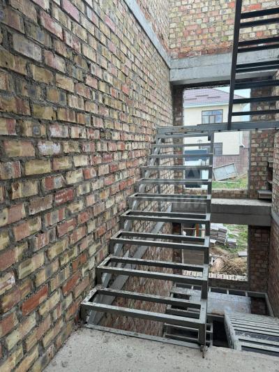 Продаю дом 5-ком. 300кв. м., этаж-3, 3, 6-сот., стена кирпич, Беш-Кунгей.