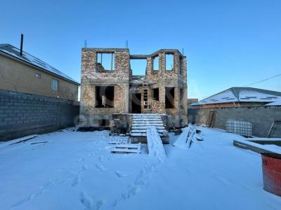 Продаю дом 9-ком. 350кв. м., этаж-3, 4-сот., стена кирпич, Ж/М Оскон Ордо .