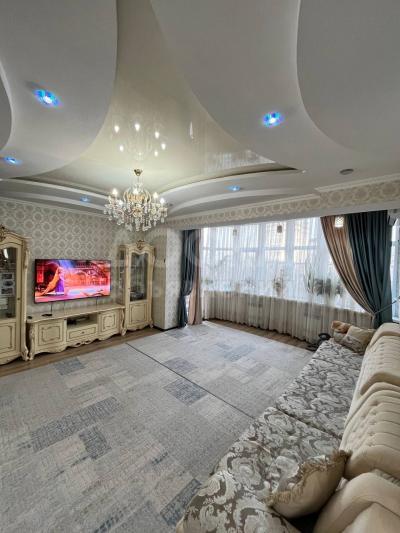 Продаю 4-комнатную квартиру, 133.3кв. м., этаж - 4/10, 7 микрорайон 52\2.