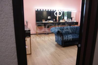 Продаю диван, визажный стол, визажное зеркало, помощник, кушетку
цена уцказана только за диван