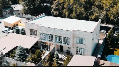 Продаю таунхаус 5-ком. 275кв. м., этаж-3, 4-сот., стена кирпич, ул. Саякбая Каралаева д. 34..