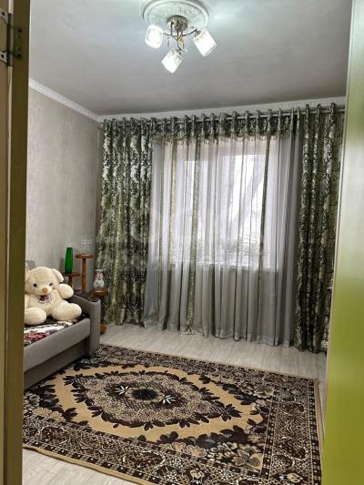 Продаю 2-комнатную квартиру, 52кв. м., этаж - 2/3, мкр. Достук.