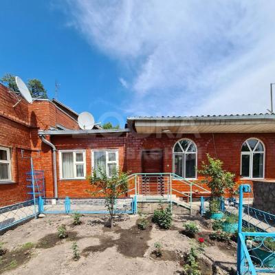 Продаю дом 10-ком. 219кв. м., этаж-1, 7-сот., стена кирпич, Первая линия - по улице Осмонкула, пересекает улица Куренкеева.