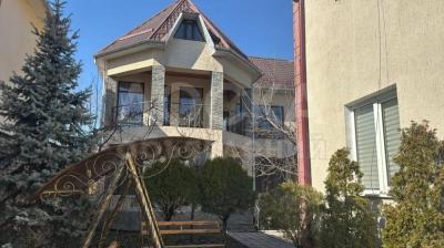 Продаю дом 10-ком. 400кв. м., этаж-2, 7-сот., стена кирпич, р-н Джал.