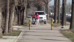 Водителя корейского внедорожника оштрафовали на 5500 сомов за проезд по тротуару. Видео УПСМ