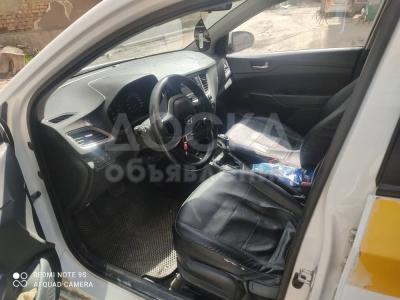 Сдаю в аренду под такси Хендай салярис год 2019 
объём 1,6 автомат, 
бензин
1500 в день один выходной в неделю
Депозит 10000 с 
Писать вотсап 0709439287