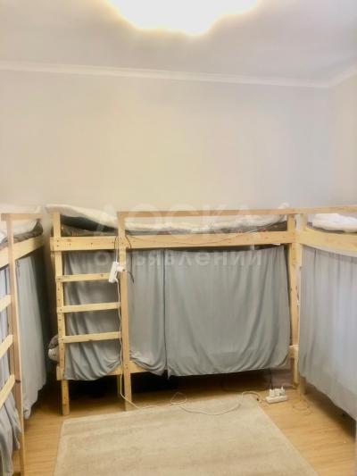 Хостел в лучшем районе города. Супермаркеты,кафе, рынок, кулинария по шаговой доступности. Чисто уютно и комфортно: WI-Fi, кондиционер, кухня со всеми принадлежностями, холодильник, стиральная машина, утюг итд. Камера видеонаблюдения.Тел;+996508788999