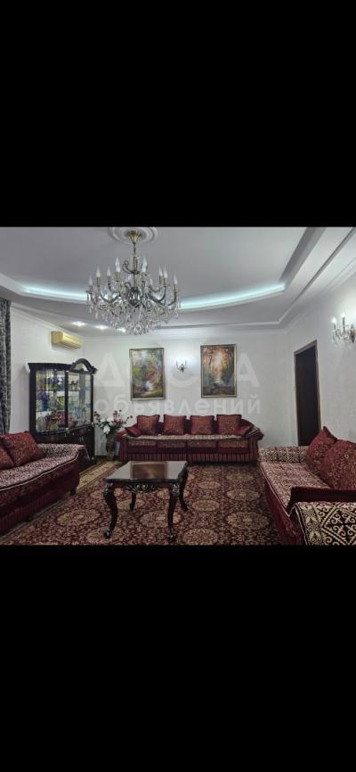 Продаю дом 6-ком. 400кв. м., этаж-3, 6.3-сот., стена кирпич, Ахунбаева / Карла Маркса.