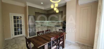 Сдаю 2-комнатную квартиру, 80 кв . м .кв. м., этаж - 7/8, Французский Квартал.