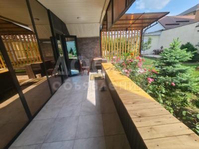 Продаю дом 4-ком. 341кв. м., этаж-2, 8-сот., стена кирпич, ж\м Ынтымак.