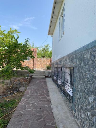 Продаю дом 7-ком. 102кв. м., этаж-3, 10-сот., стена кирпич, ЧОЛПОН АТА Центр.