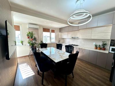 Продаю 4-комнатную квартиру, 150кв. м., этаж - 9/10, Загорская 30.