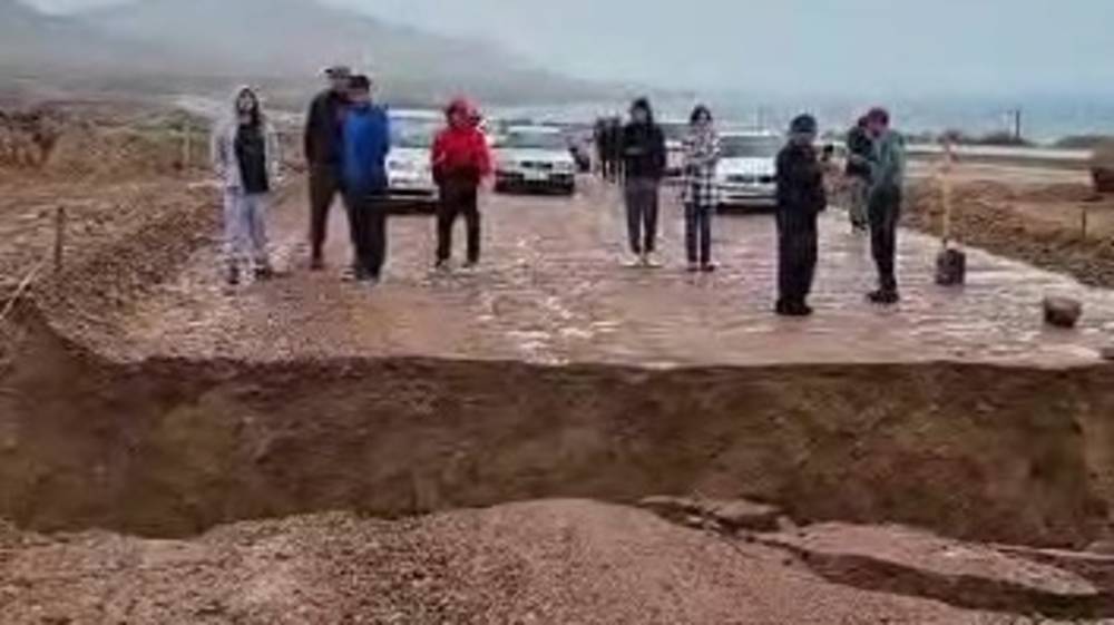 На южном берегу Иссык-Куля обвалилась дорога. Видео