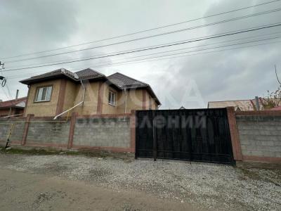 Продаю дом 6-ком. 200кв. м., этаж-2, 5-сот., стена кирпич, ж/м Алтын-Ордо.