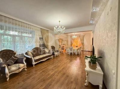 Сдаю дом 7-ком. 350кв. м., этаж-2, 7-сот., стена кирпич, магистраль.