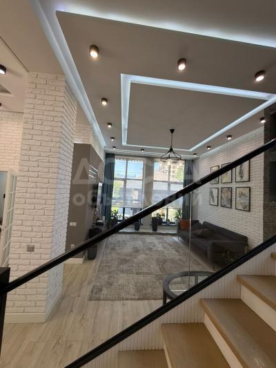 Сдаю дом 8-ком. 540кв. м., этаж-3, 8-сот., стена кирпич, магистраль.