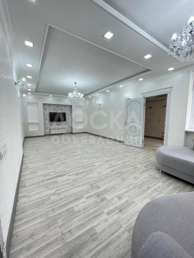 Продаю 3-комнатную квартиру, 145кв. м., этаж - 8/13, Токтогула 114.