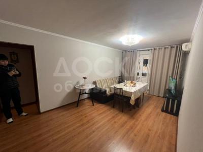 Продаю 3-комнатную квартиру, 58кв. м., этаж - 1/4, 6 мкрн, по Сухэ-Батора, напротив Улуу-Тоо.