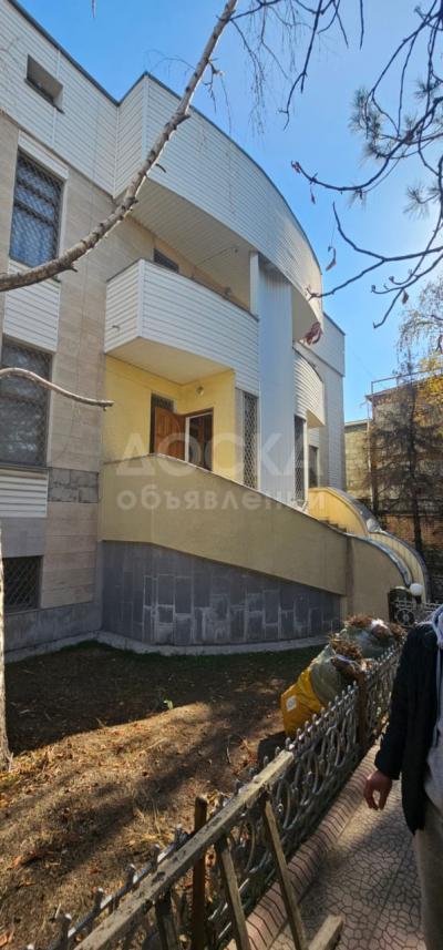 Продаю дом 12-ком. 525кв. м., этаж-3, 8-сот., стена кирпич, ул.Жукеева-Пудовкина/ул.Карасаева.