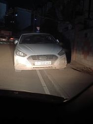 «Соната» со штрафами 24600 сомов стоит на тротуаре в Джале. Фото