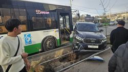На Ахунбаева столкнулись автобус №55 и «Киа». Фото