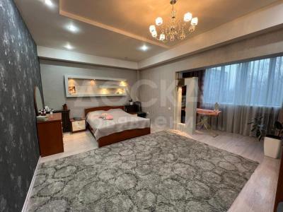 Продаю 4-комнатную квартиру, 170кв. м., этаж - 2/8, 8 мкрн.