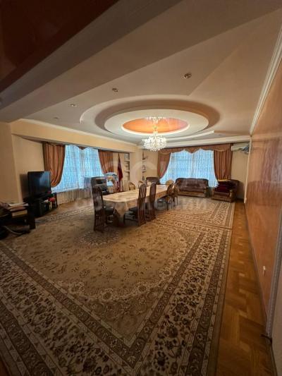 Продаю 4-комнатную квартиру, 220кв. м., этаж - 5/9, ул Раззакова, застройщик "Куттубай".