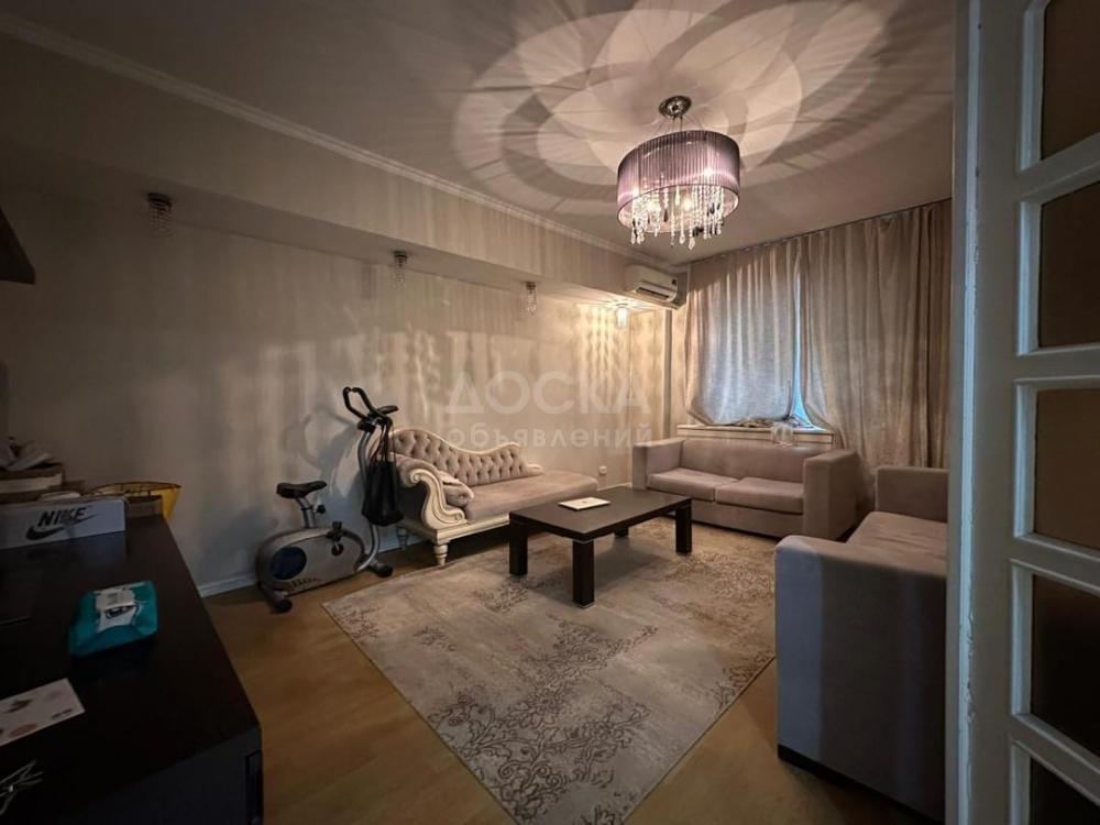 Сдаю 4-комнатную квартиру, 130кв. м., этаж - 1/4, Токтогул/Исанова( Бишкек парк) .