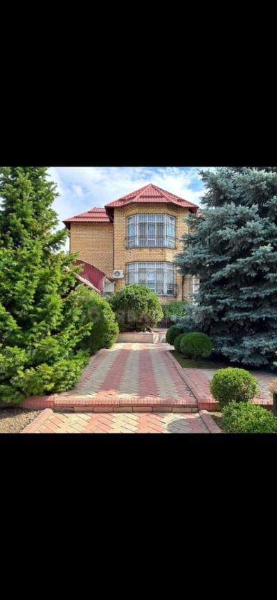 Продаю дом 6-ком. 400кв. м., этаж-3, 6.3-сот., стена кирпич, Ахунбаева / Карла Маркса.