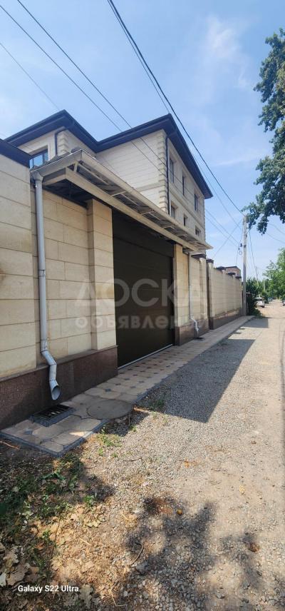 Продаю дом 14-ком. 600кв. м., этаж-3, 4-сот., стена кирпич, р-он Журнальная/Куренкеева.