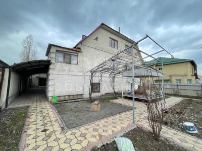 Продаю дом 7-ком. 270кв. м., этаж-3, 8-сот., стена кирпич, Ауэзова/Л.Толстого.