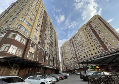 Продаю 2-комнатную квартиру, 65кв. м., этаж - 3/12, Ул Токомбаева 33, ЖК "Алымбек Датка". 99500$.